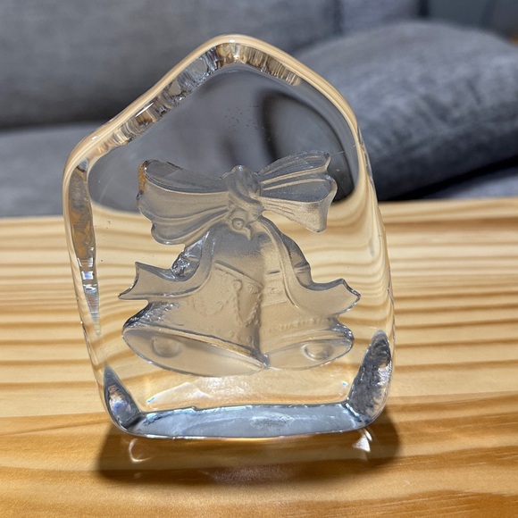 Cristal d’ Arques France 24% Genuine Lead Crystal Caroler’s & Bells Paperweight. - Picture 4 of 12